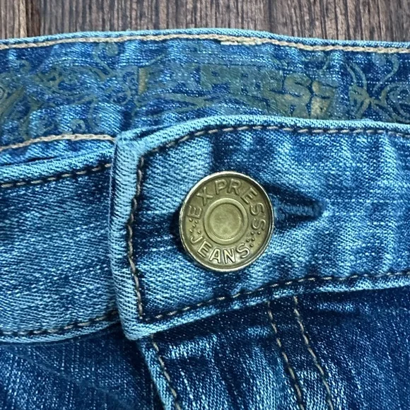 Express Floral Embroidered Shorts - Picture 4 of 7